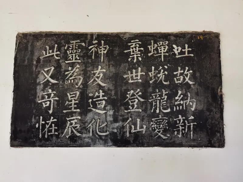 颜真卿和王羲之谁的书法更好，这是个难有定论的话题。王羲之被尊为“书圣”，他把写