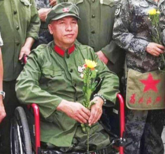 1996年的凯里，一位高位截瘫的残疾人被当地保安殴打，被路人拦开后立刻报警，警察