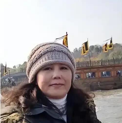 李连杰晒出的利智近照让人忍不住感慨时光匆匆！63岁的利智在镜头上面容松弛、皱纹明