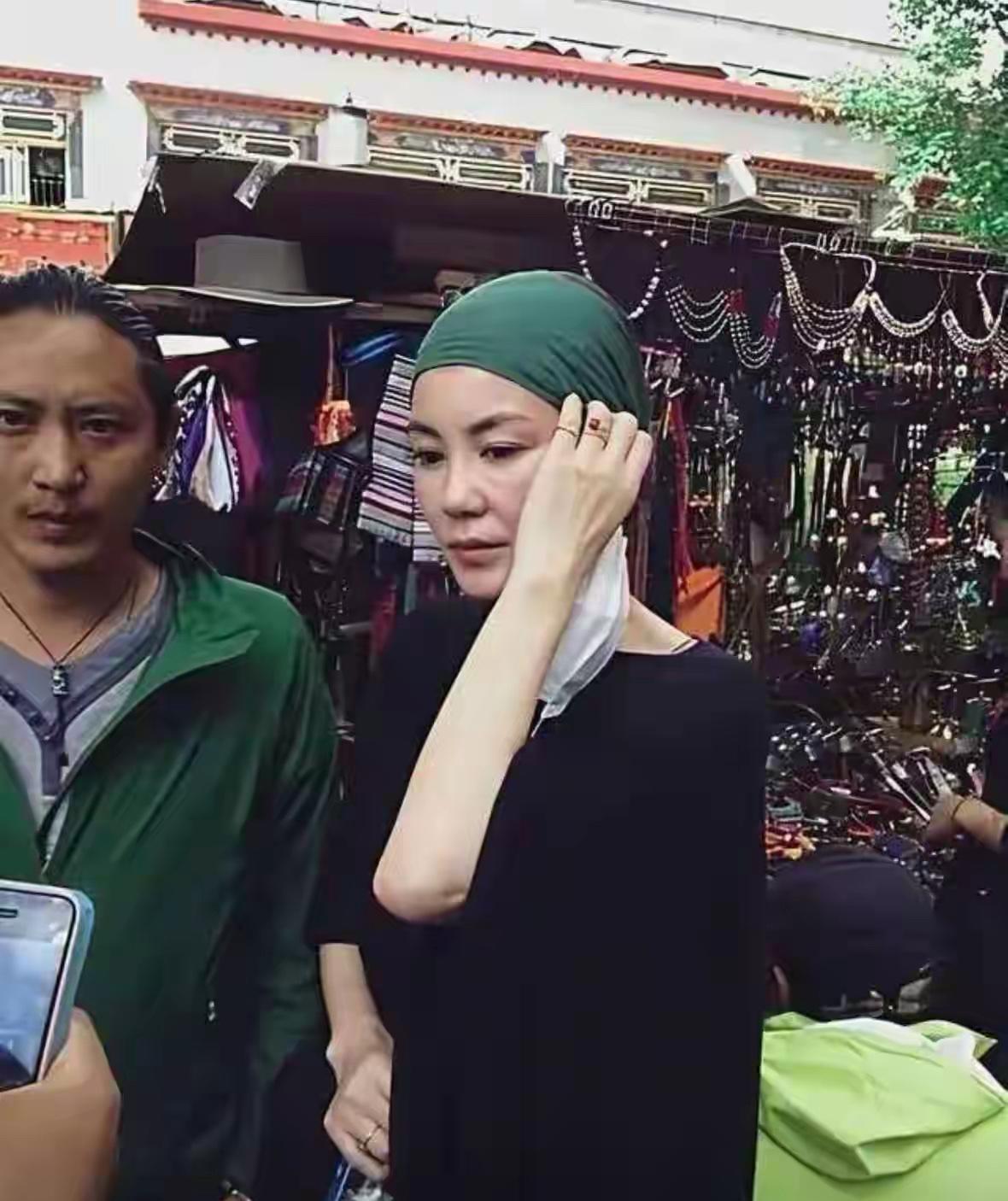 旁边的是谢霆锋吗，怎么黑成这样了，王菲还是王菲没咋变