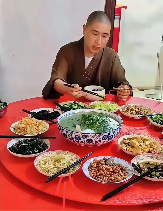 不懂就要问，大师吃饭都这么讲究的吗？[？？？]