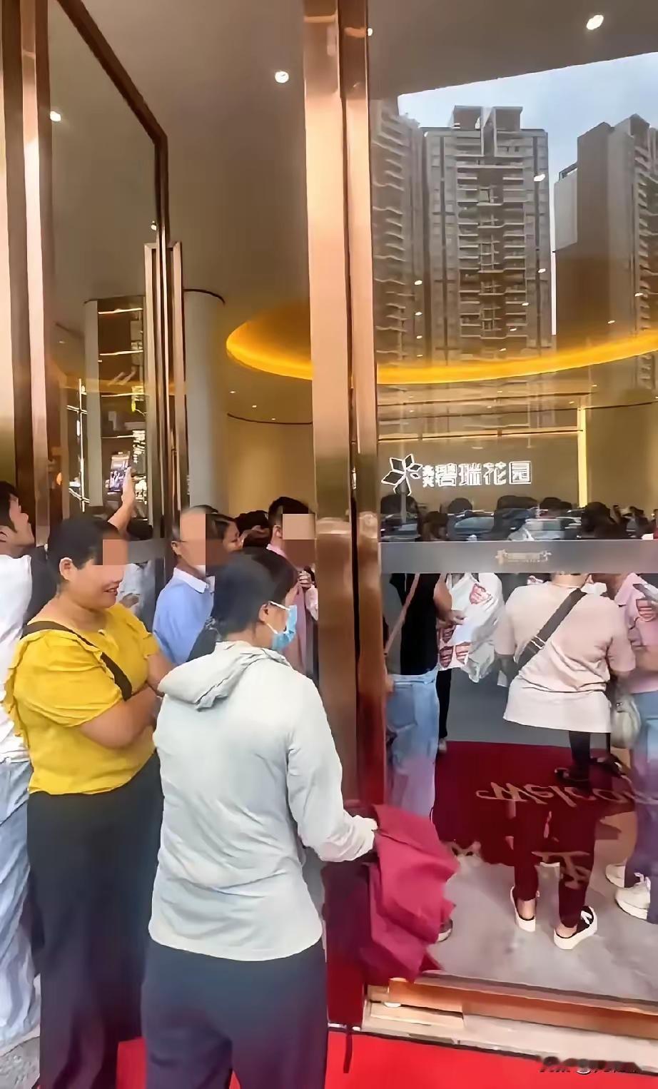 现在的房地产不好做，房托也不好做。开发商为虚假繁荣，总会顾人雇人排队看房。一