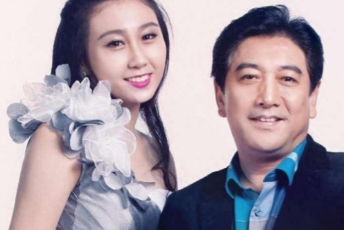 2007年，水均益老婆突然半身不遂，他二话不说就跟老婆离了婚，闺女哭哭啼啼地说：