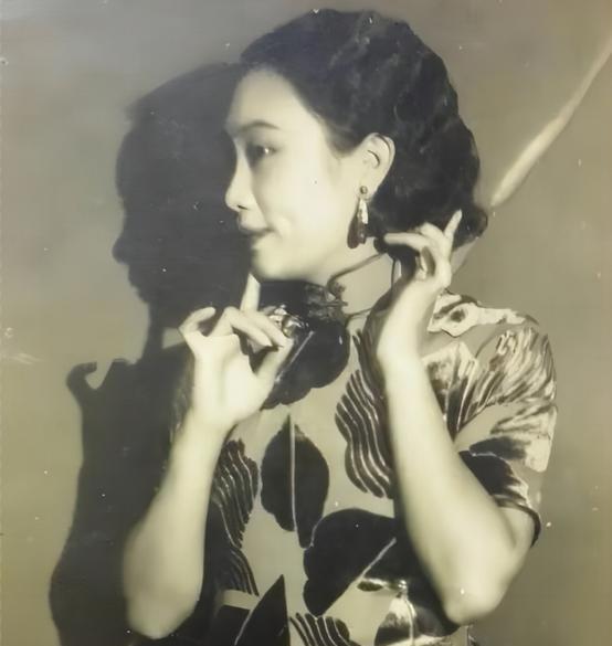 1956年，毛人凤卧病在床，妻子向影心端着一碗药走到床前，对毛人凤说：“喝了这碗
