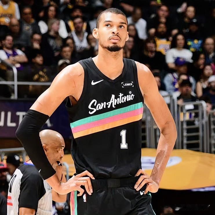 文班亚马呀，真是没法说你了，你说你都22岁了，怎么还假装要跑到记录台想重新