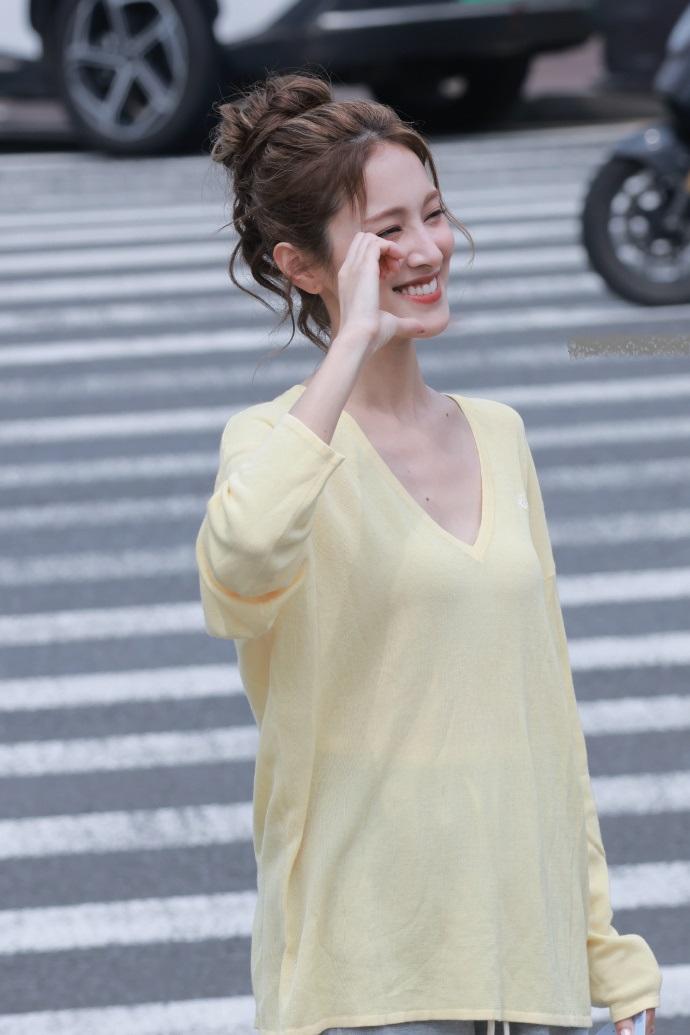 今天陈凯琳在录制浪姐的时候搭配的好简洁，看上去也很显年轻，气质超好。陈凯琳上