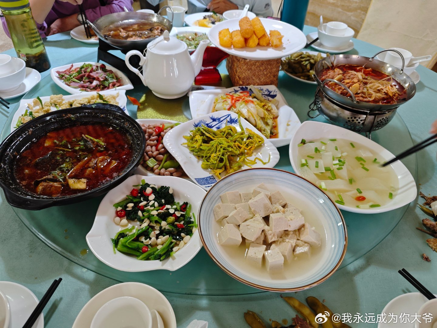 本来是10个人的饭，结果成了两个人的饭了。那8个人都去爬山去了。我们两个人嫌累的