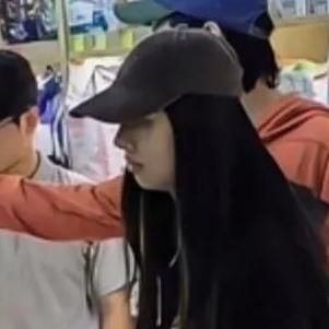 网友在香港某超市偶遇郭碧婷，结果，又被一张郭碧婷侧脸轮廓的照片震惊到了。照片