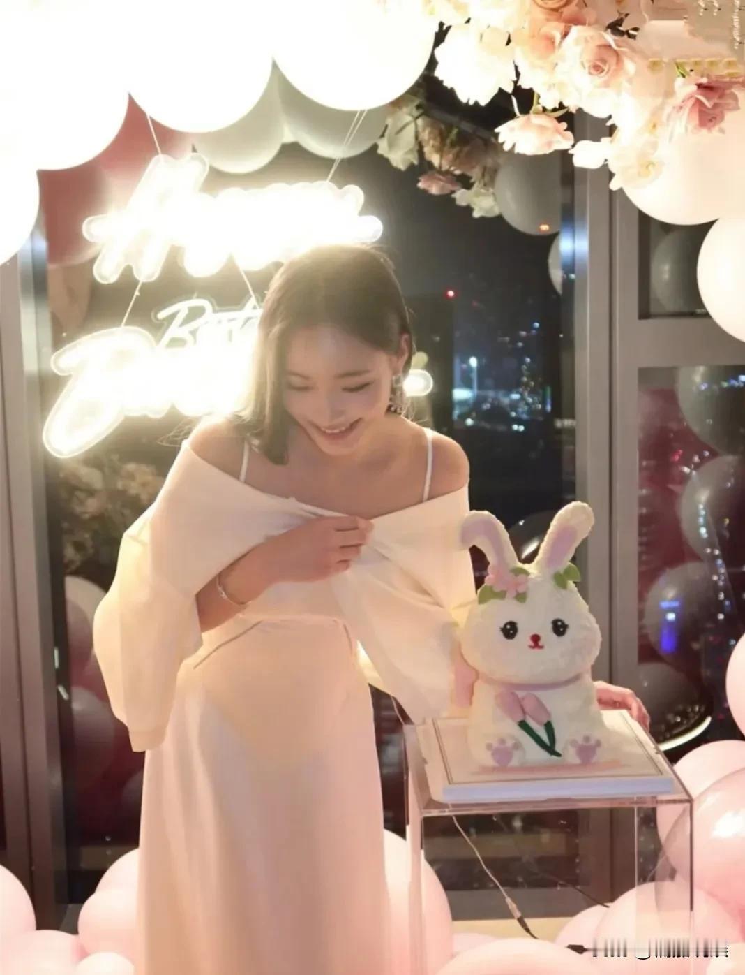 小s二女儿许韶恩晒自己18岁成人礼生日照，完美诠释什么是女大十八变啊！她穿着一