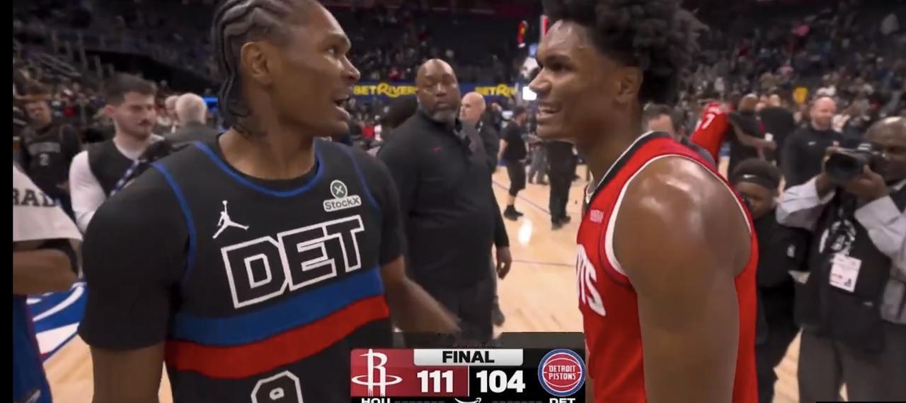 别看火箭和活塞的比赛充满火药味，赛后汤普森两兄弟的打招呼，还是挺温馨和谐的！比