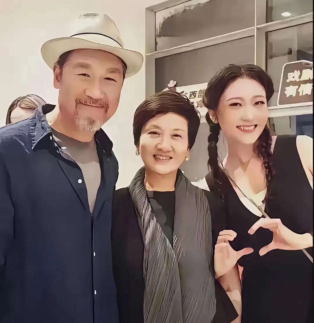 张国立和邓婕收养的女儿张可碹，如今已出落成大姑娘。你看她那眉眼、那神态，活脱