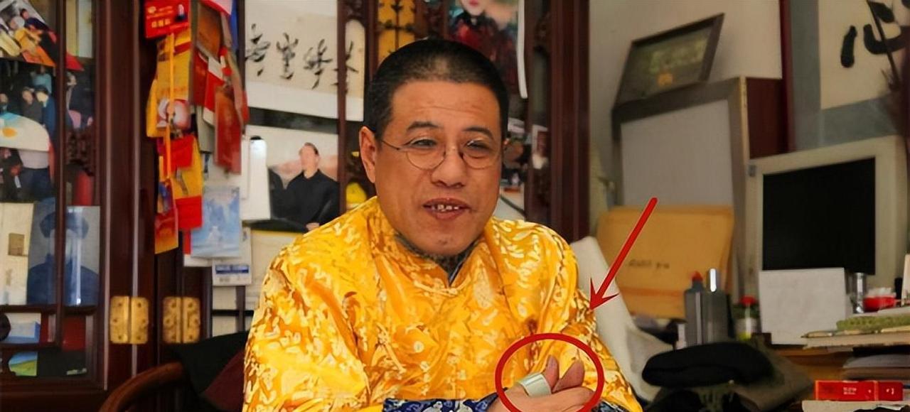 2015年，吉林一男子穿龙袍祭祖，手上戴着乾隆皇帝的扳指，经专家鉴定价值过亿，劝