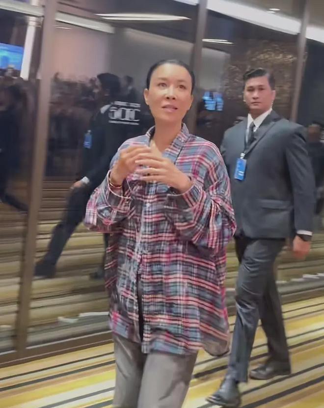 57岁那英在街头素颜被网友拍摄到，瞬间引发热议。照片里她没有了舞台上的精致妆容和
