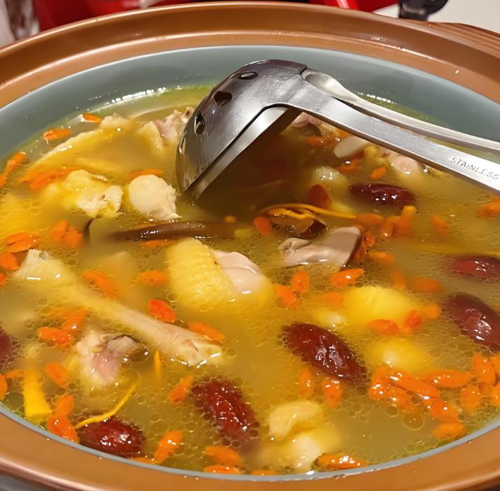 莫氏鸡煲官宣放假激起千层浪！老莫家人一举一动，引起更多人关注，莫氏鸡煲一夜爆火，