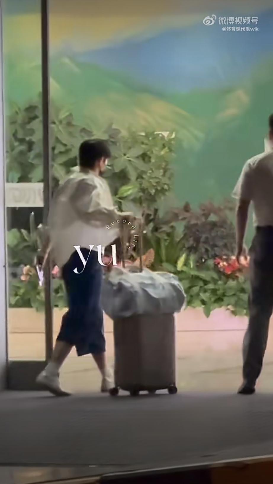 终于见到出征美国大满贯的王楚钦和孙颖莎！两人确实走的VIP通道，但不是一起走的