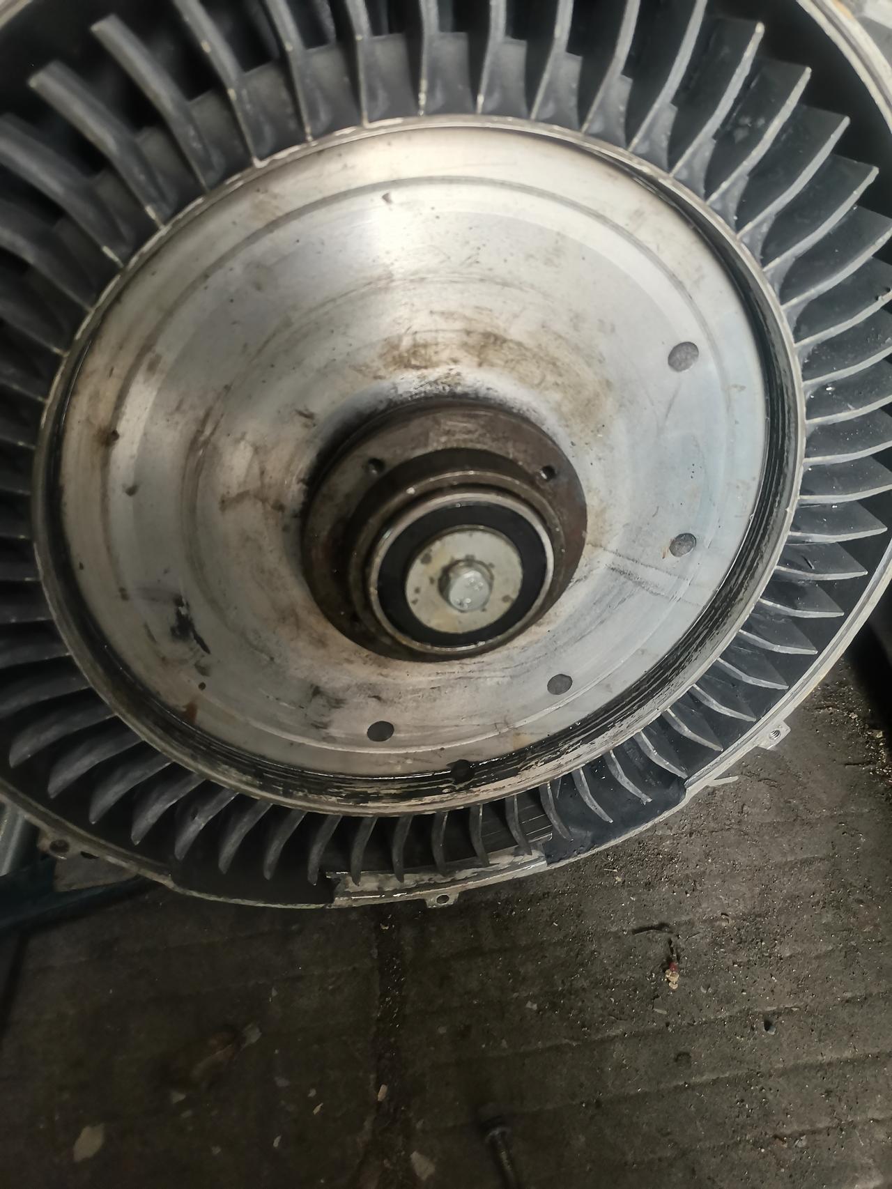 厂里有一个很厉害的机修师傅，不光机修技术很好，连机械设计也会，看图纸就更不用说了