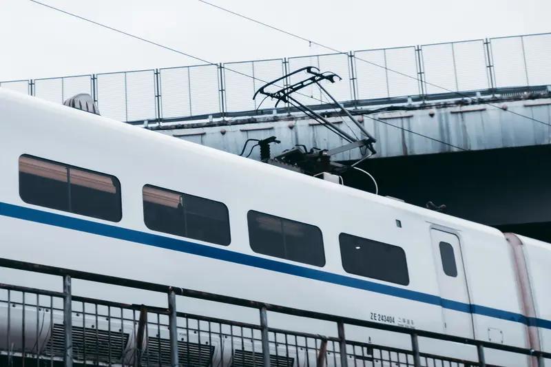 2026年2月21日晚春运返程高峰，这烟瘾可真是害死人！男子卢某坐无锡到南京的动