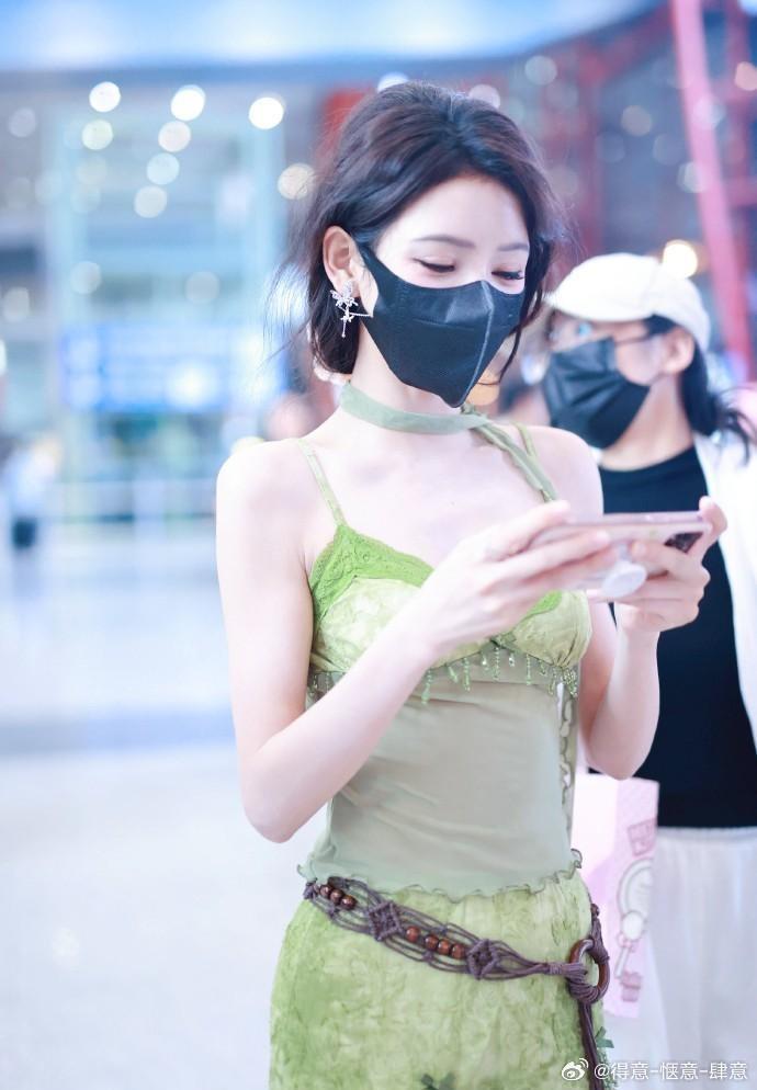 张予曦生图状态太能打了，机场私服又美又飒！