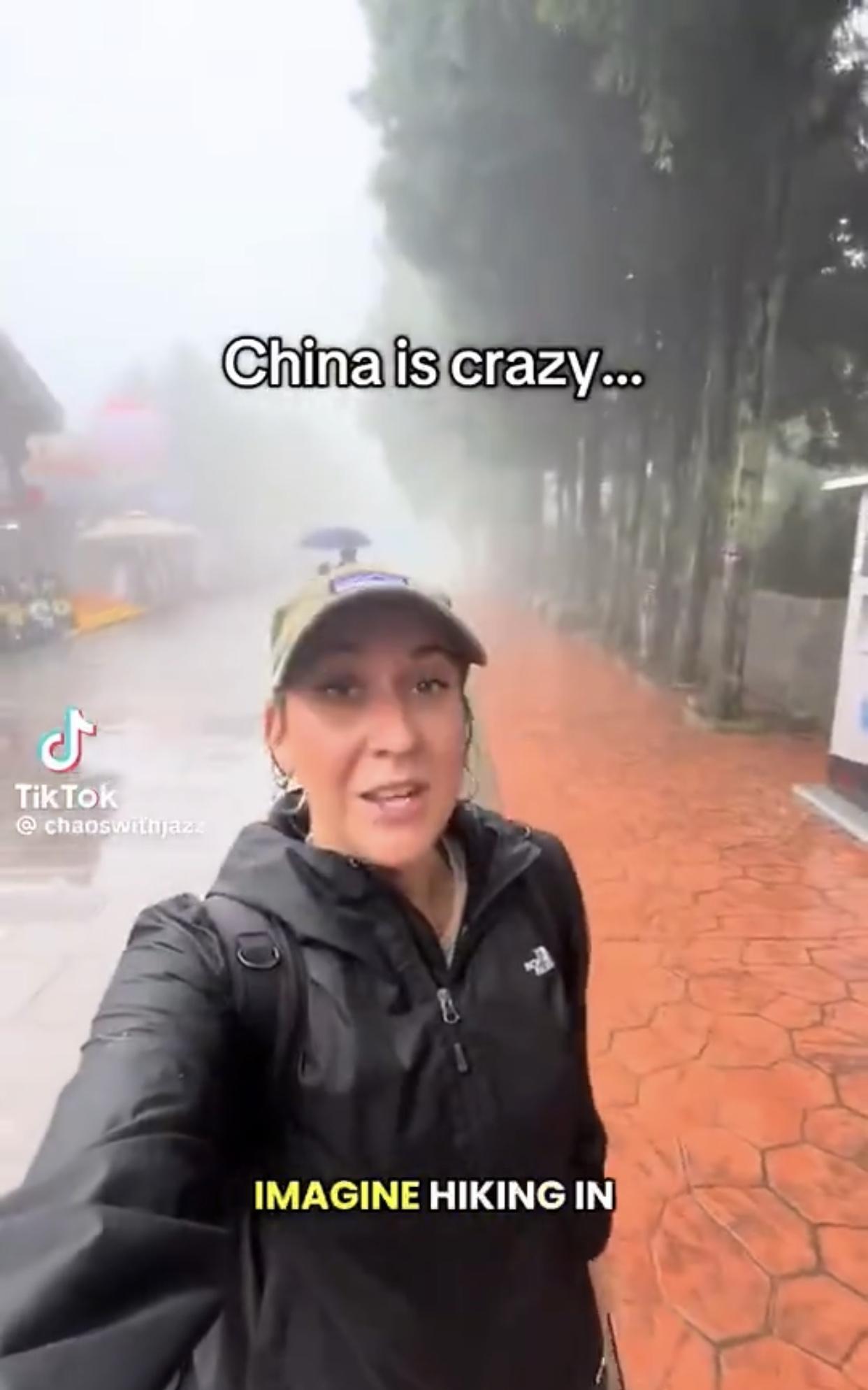 外国人来中国旅游，对中国的景区山顶上居然有麦当劳卖而感到惊讶！