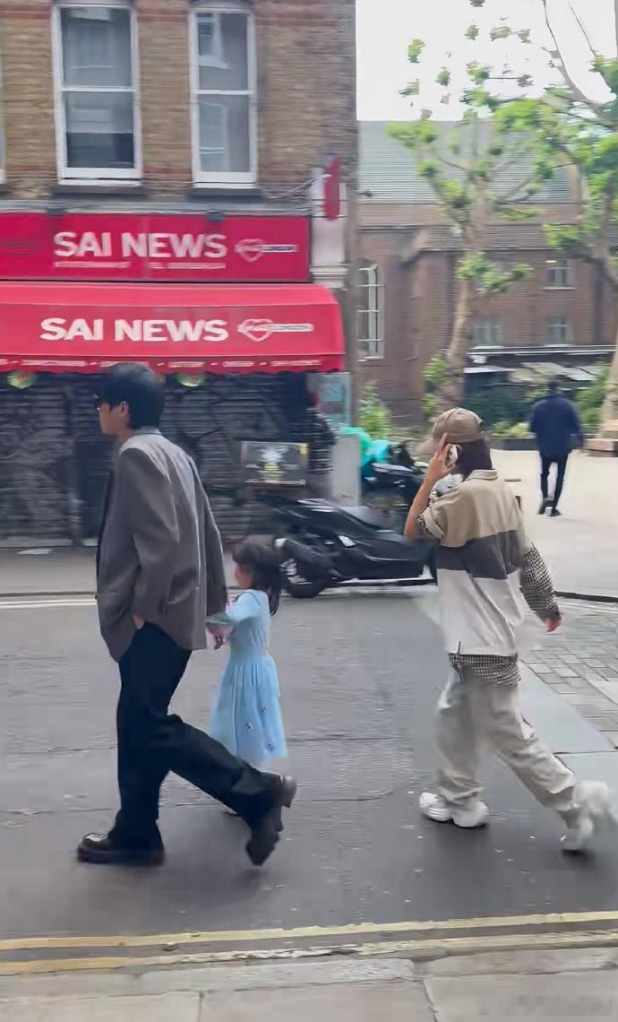 唐艺昕张若昀带娃出游超温馨，明星穿搭再潮，自家小公主也难抵艾纱裙魅力，甜萌出街太