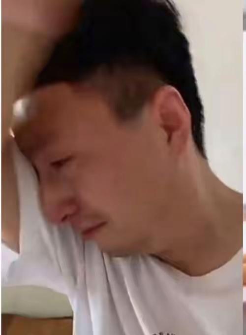 据齐鲁晚报报道，郑州一位父亲整整用了一年的时间，每晚辅导儿子数学直到午夜，以帮助