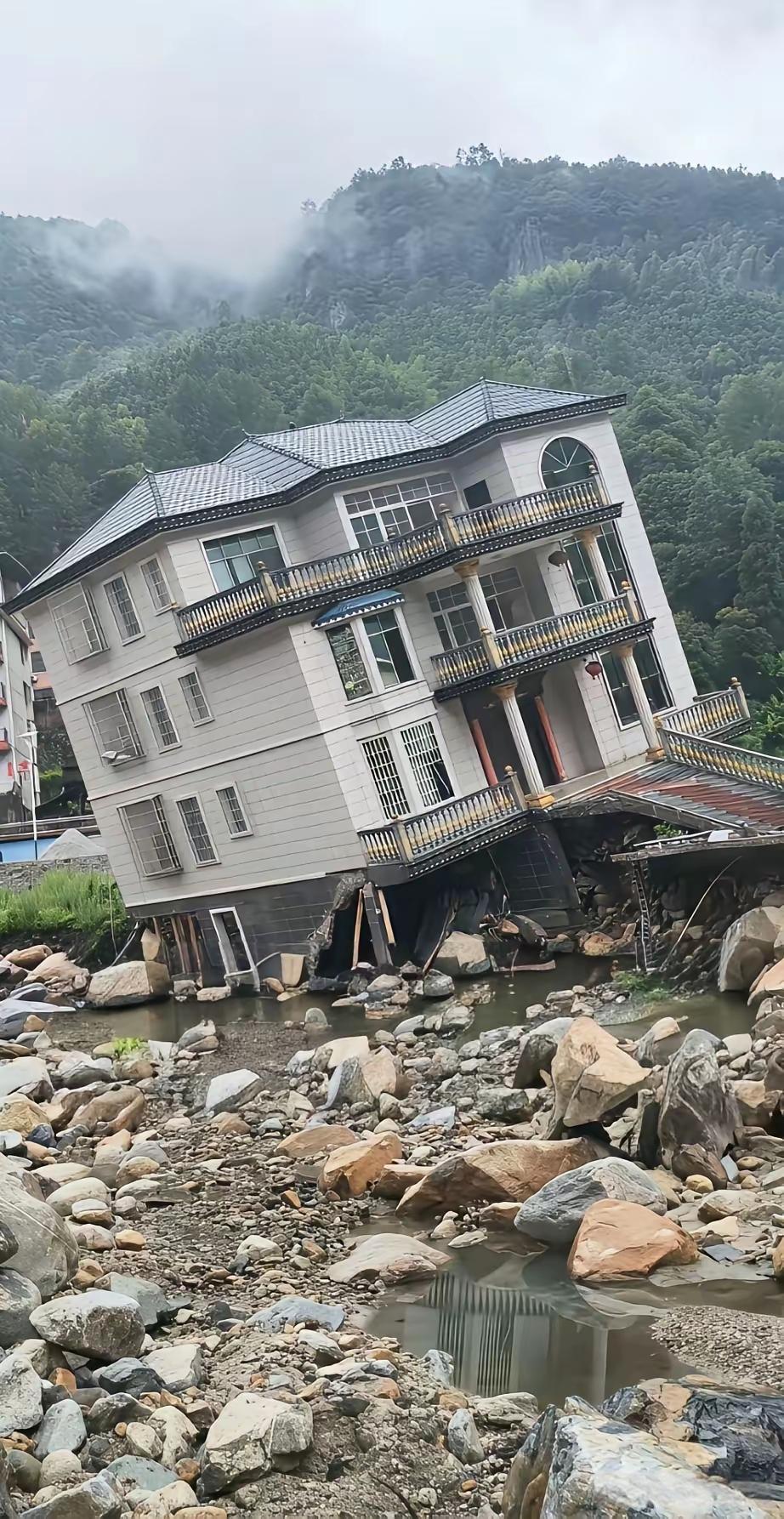 天塌了，花七八十万盖的房子现在这个样子，让人心痛不，我还怎么办，是修缮一下还是从