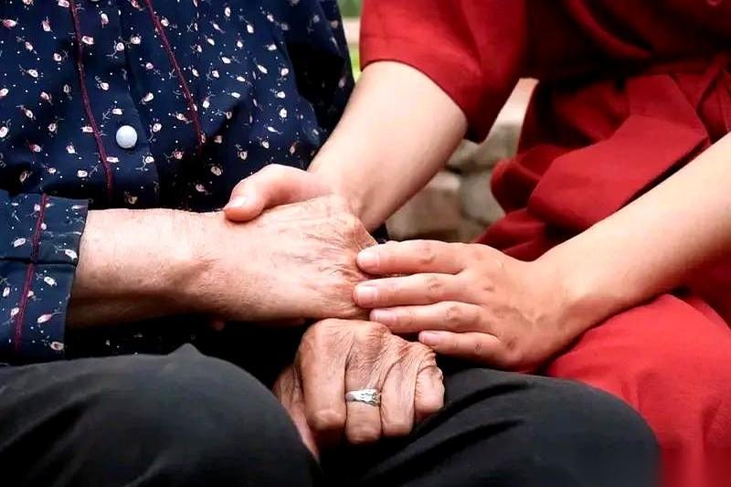 我跟你说，有时候有些人，就是欠收拾。高铁上，一个阿姨没拿稳包，水杯掉下来，“咚