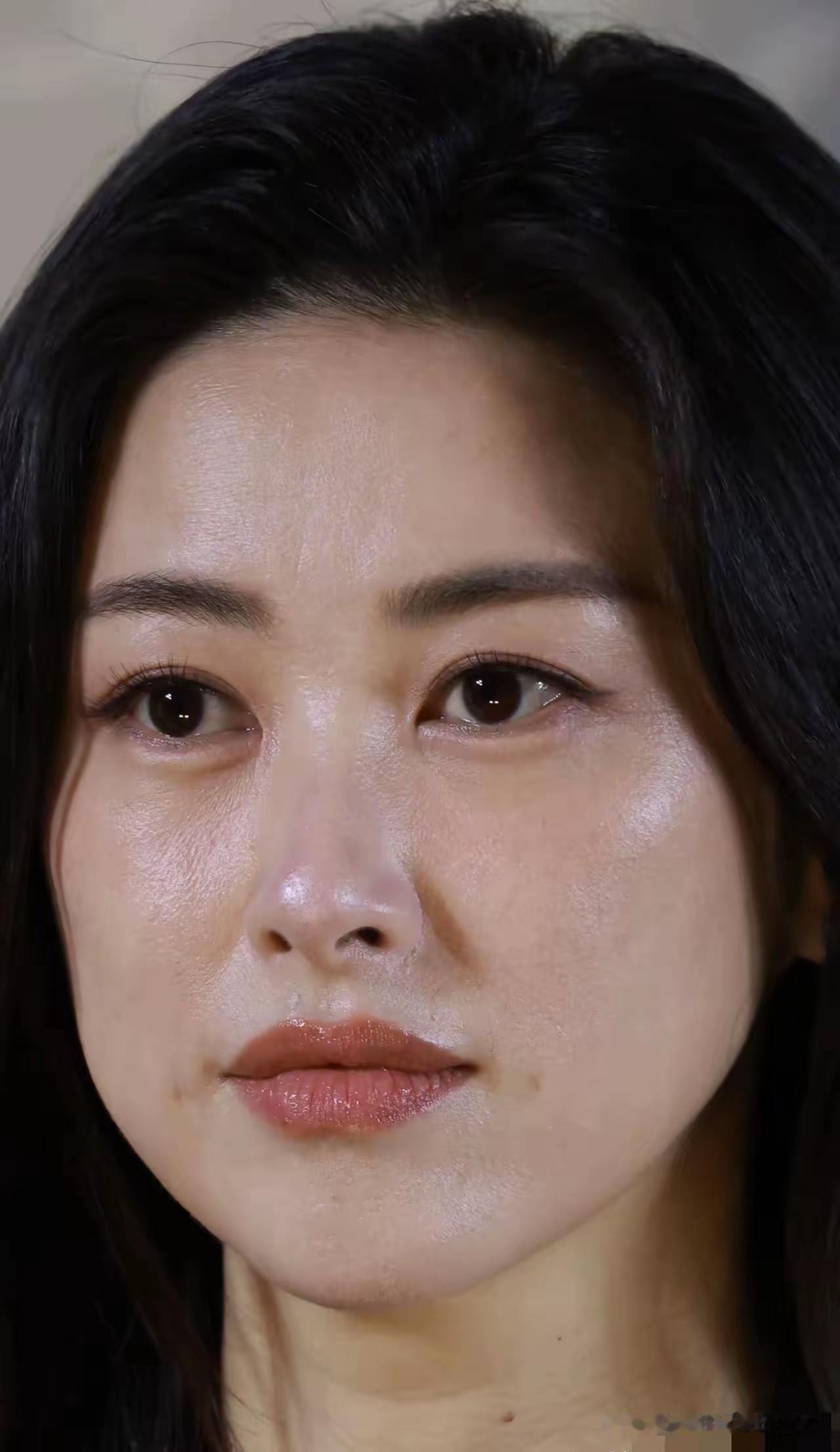 好漂亮的高圆圆呀！虽然眼角的鱼尾纹特别多，但是依旧是完美的美女！有些人说这些女