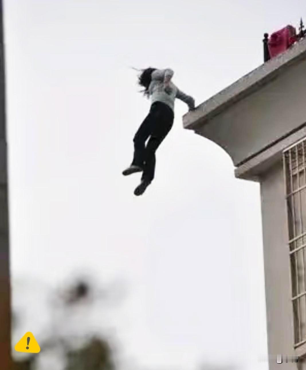 17岁女孩凌晨从五楼跳下生命永远停在了最美的年纪起因不过是妈妈翻手机看到她和