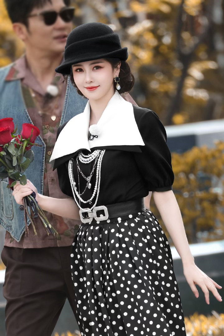 白鹿厦门出发录跑男白鹿出发厦门了，跑男录制走起。新一季的快乐，先从路透开始蹲。奔