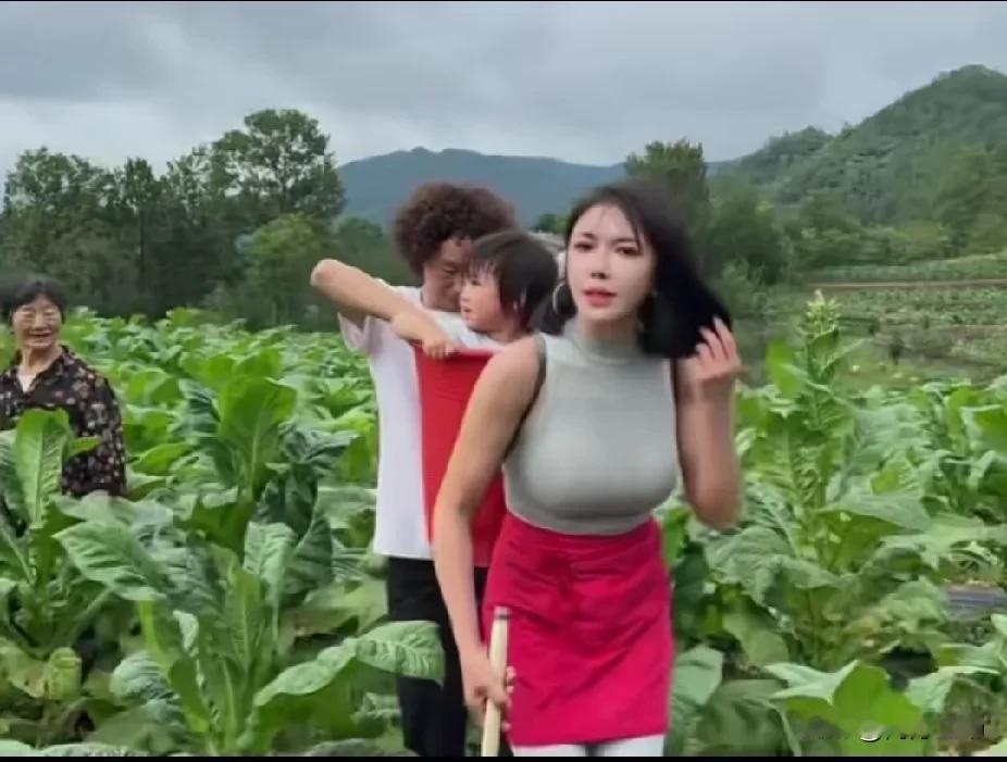 龚玥菲带着一个小女孩（据说是她女儿）去到庞麦郎汉中老家，一家四口在田间地头干活，