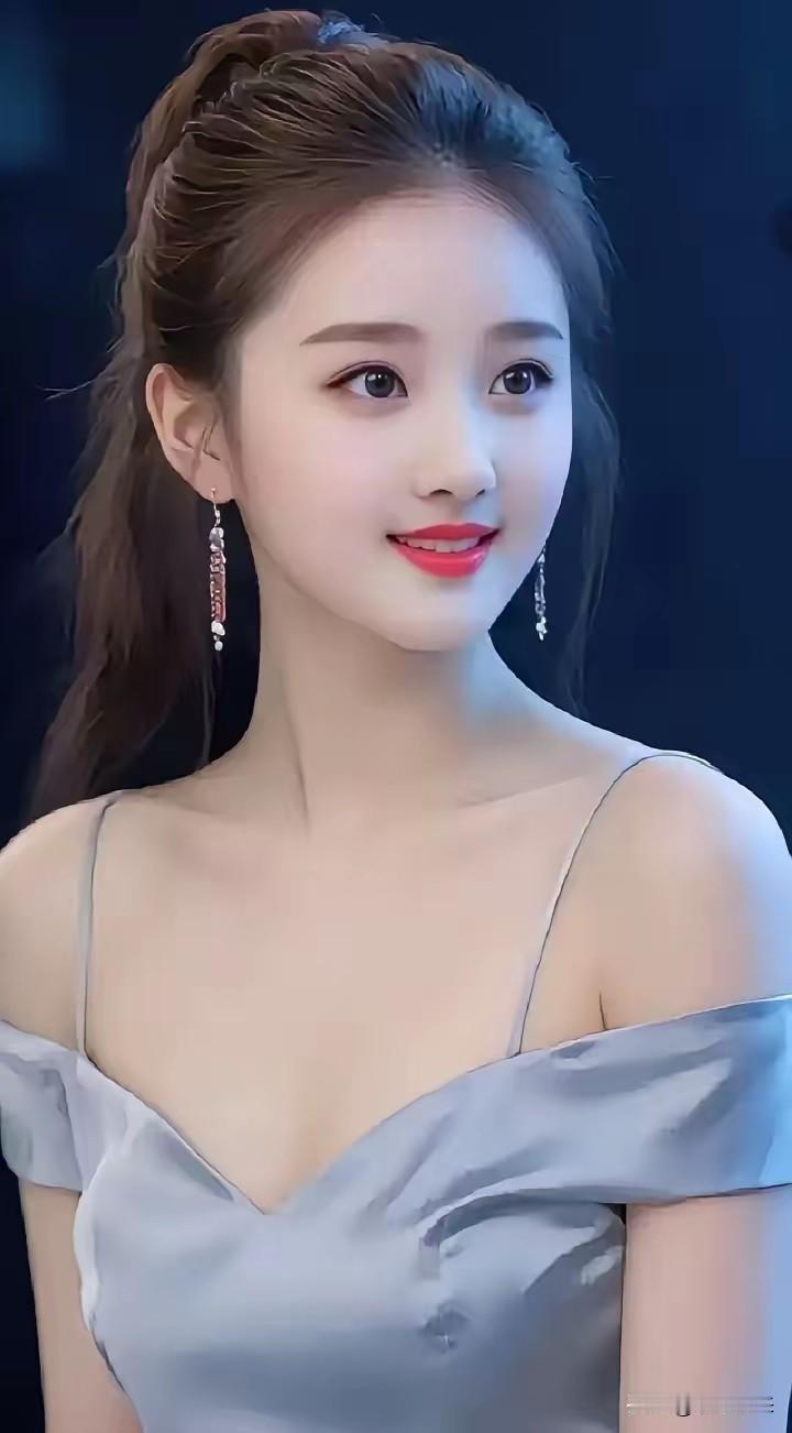 新年穿红色，可不只是图个热闹。春节是咱最隆重的节日，红色就是主色调，大街小巷、家