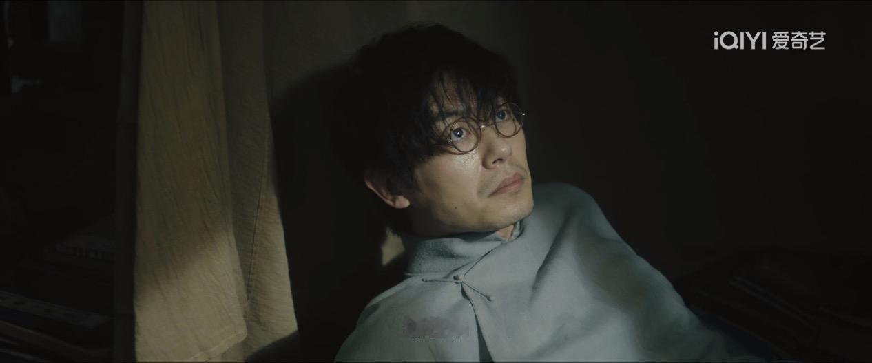 《人生若如初见》中吴天白狱中找老中医求医那一段，真的太神了。原本吴天百已经瘫