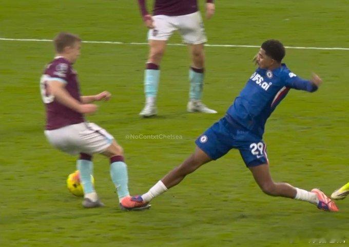 【切尔西本赛季英超第6红！福法纳两黄变一红被罚下！】英超