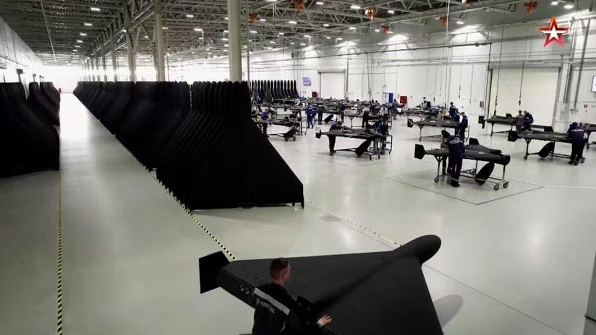 12000名朝鲜工人在俄罗斯军工厂，组装天竺葵无人机。这对于朝鲜人来说，是要争抢