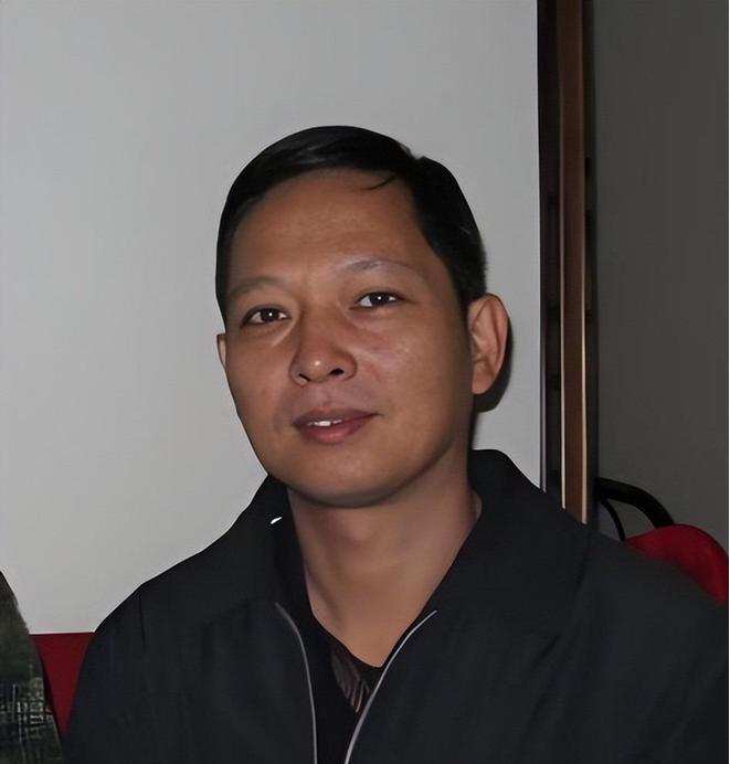 他是赵心童恩师，因嫌收入低转行做教练，本想混着过日子，却不想半生教出4位世界冠军