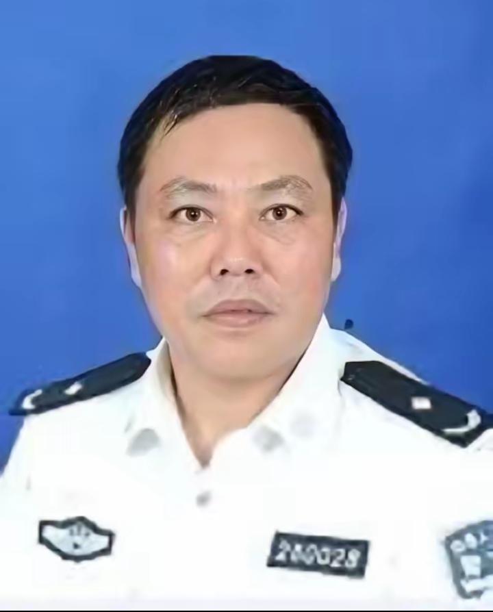 离谱20年！厦门公安局长暗中包庇黑老大，黑白通吃终翻车​​谁能相信？穿着警服、