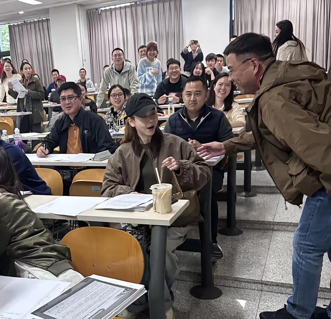 戚薇毕业那年，商学院的教室悄悄变了。以前是人挤人，眼神追着她走；现在是玻璃隔断