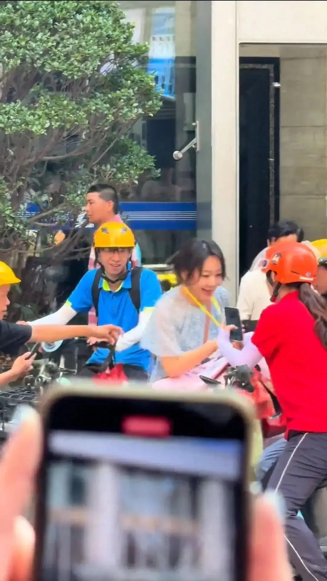 闫妮“送外卖”被偶遇：明星体验生活是真敬业还是人设营销？争议事件：近