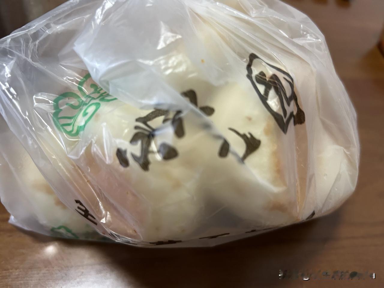 北京今天这个雨要下不下的样子，很是闷热。已到中午了，从外面往家赶，感觉是又饿