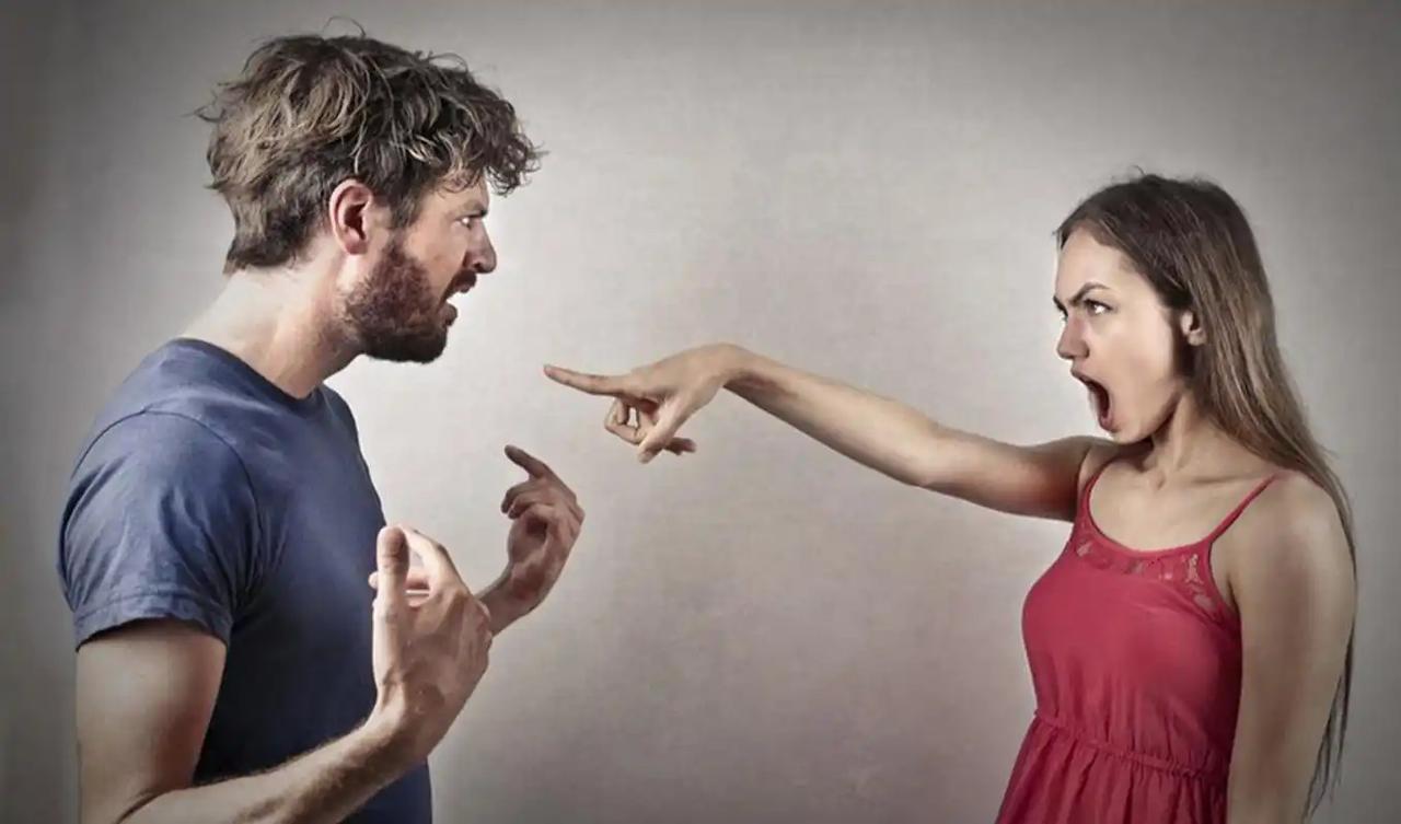 我发现和女人吵架一本万利。吵赢了，建立男人的家庭地位，吵不赢则理所当然，让女人撒