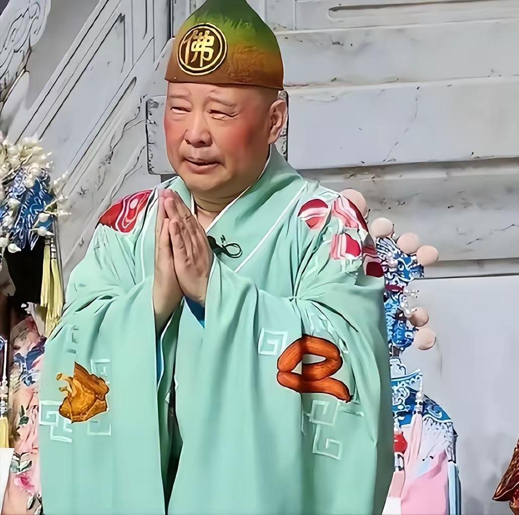 属于郭德纲的时代结束了。是的，处罚通知一出，属于他的时代翻篇了。郭德纲常