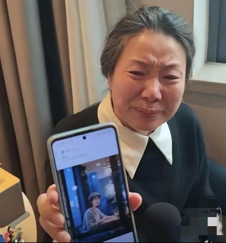 这事儿真的让人头皮发麻！一个普通人去华西医院挂个号，黄牛都得抢破头，排队两三天