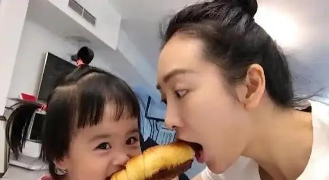 王鸥继续当年剧本风波后，又在娱乐圈投下一枚重磅炸弹，隐婚生子！而孩子的父亲