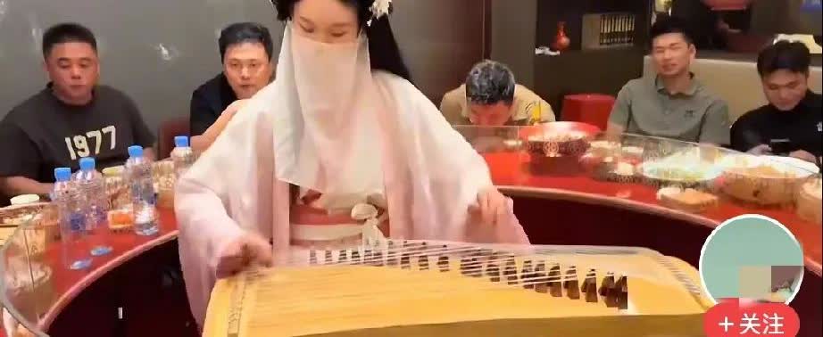 活久见！有些人是真会玩啊！这是南昌大饭店包房监控流出来的画面，不得不说现