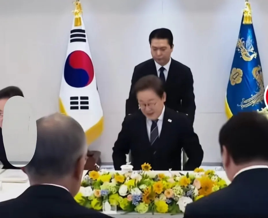 李在明开始对韩国的财阀出手了，他约了韩国五大集团出来，三星电子会长李在镕，SK集
