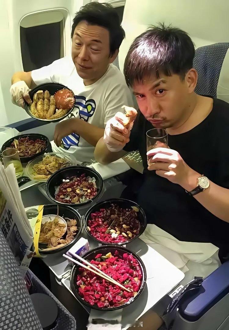 不懂就问，飞机上什么舱位，是这样用餐的啊​​​