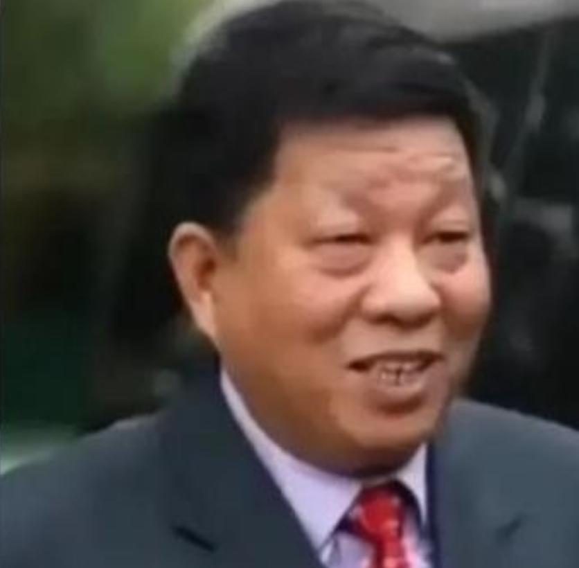1983年，曹德旺去旅游买了一根拐杖，坐车时被司机呵斥：“小心点，碰坏车玻璃你可