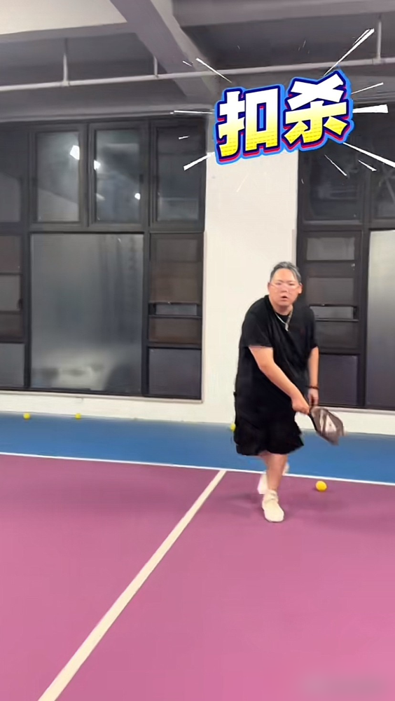 曾经痛骂小儿子不成材的向太，转头竟在俩儿子的直播间狂刷成了榜一大姐。10万人的直播间里，向佐扯着嗓子