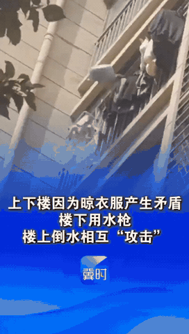 江苏苏州，女子正在小区楼下遛狗，突然感觉有水滴到了自己脑袋上，她正纳闷晴空万里哪